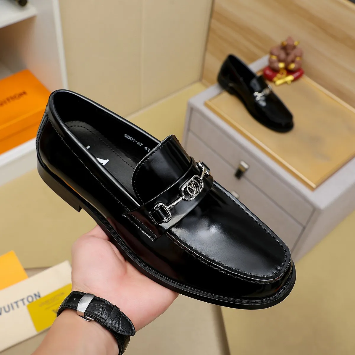 Men's shoes 460 💰 Louis Vuitton LV ® 🆕 model 🔛 full shoe counter, first layer cowhide, 🐂leather lining casual shoes for men, super soft outsole, a must-have for driving. Synchronized with the counter, original first layer cowhide, completely 1:1 mold customization 🌹 top version, color optional! Number: 38-44 (45.46 customized)